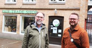 Peter Göthblad, hållbarhetsstrateg, och Marcus Pallvid, centrumutvecklare, i styrgruppen för Trollhättan Fairtrade City.